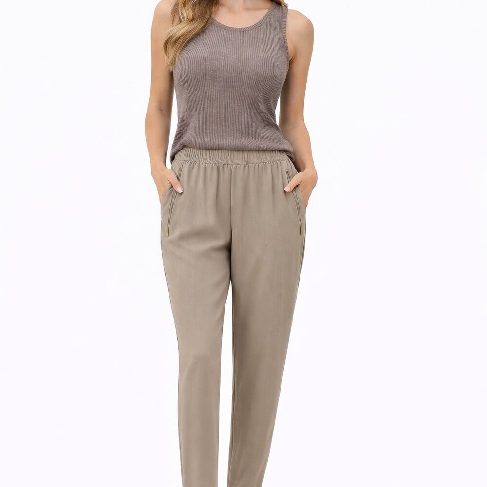 Chico's Pants Size Medium Tan Elastic Waist Pull On Pockets Stretch Corpcore